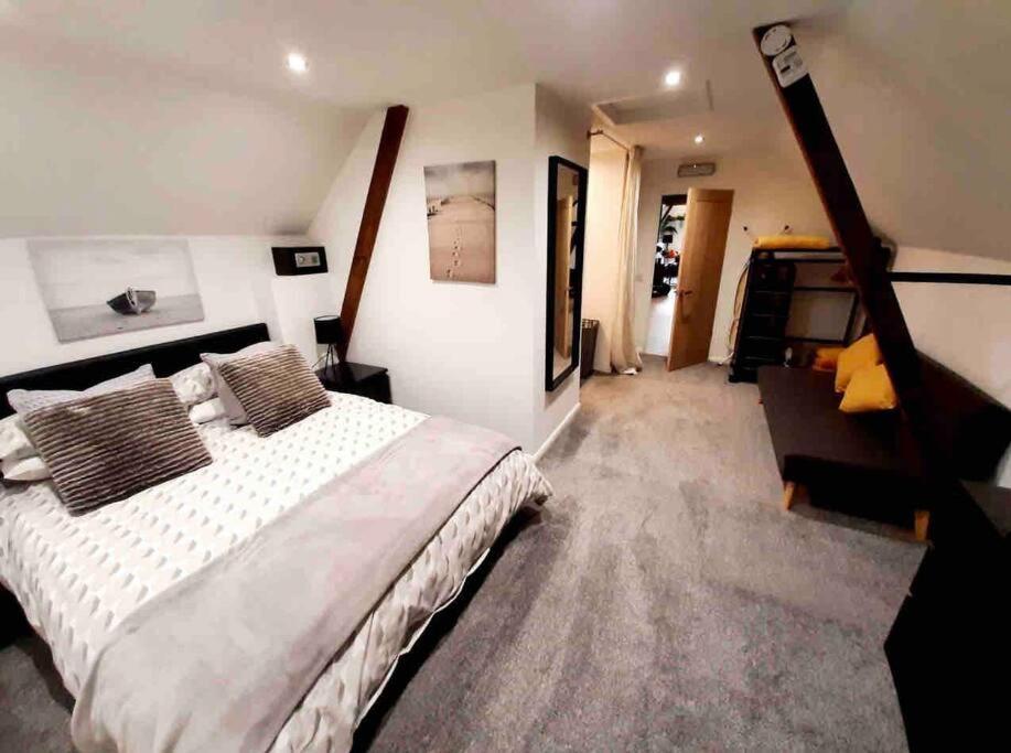 Lovely 1-Bedroom Serviced Apartment In Deal, Kent Luaran gambar